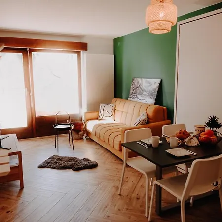 Cosy And Modern Closed To The Lift Apartman
